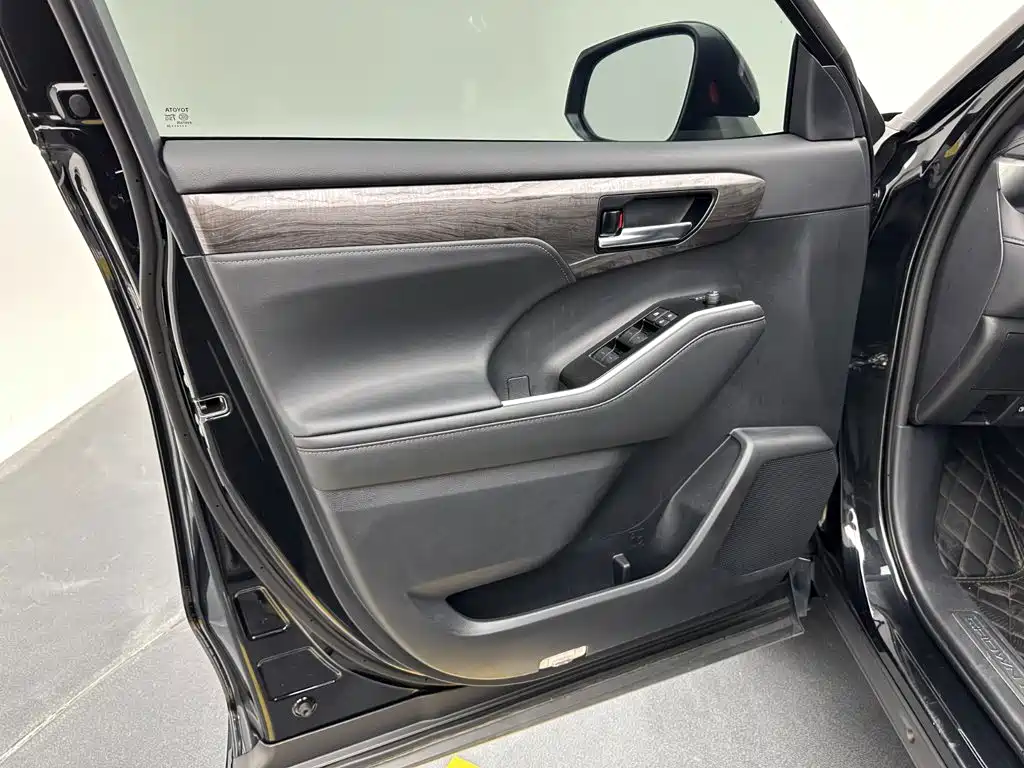Toyota Crown Kluger — миниатюра 12