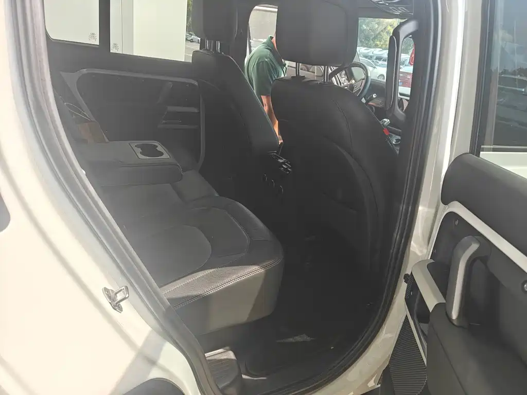 Land Rover Defender — миниатюра 4