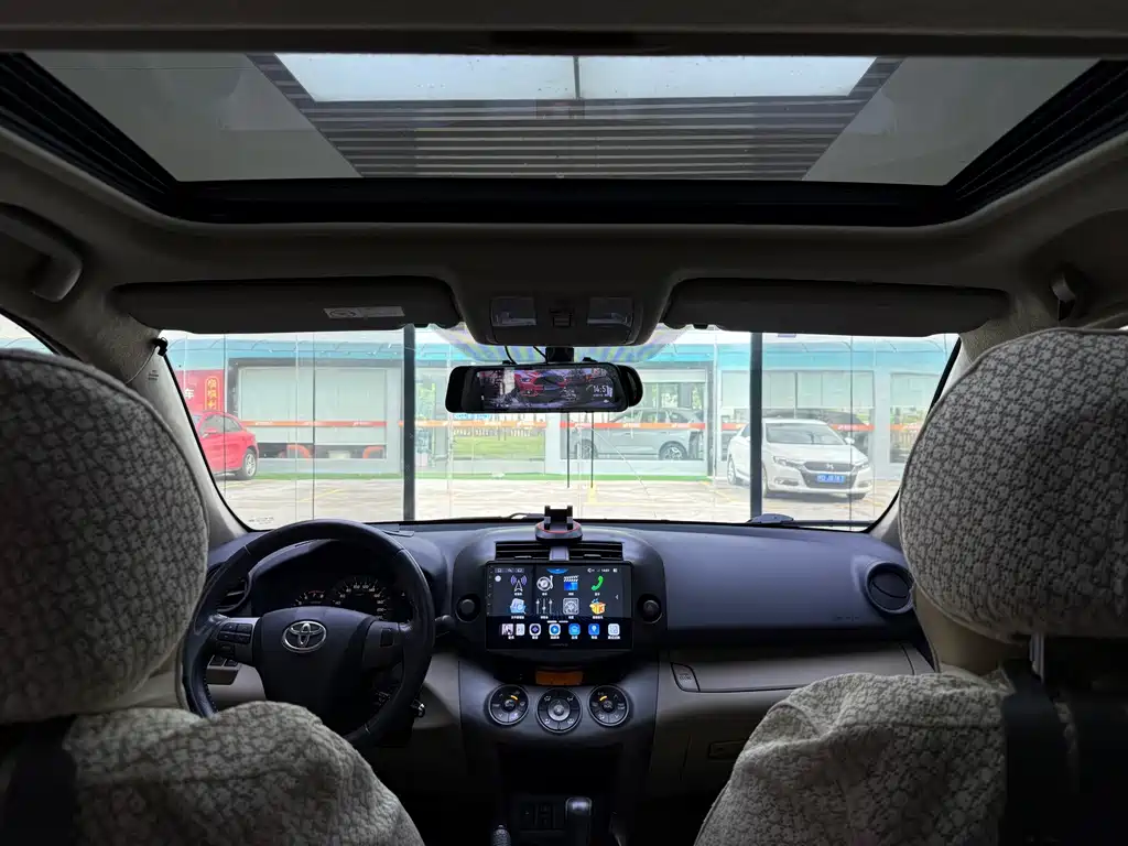 Toyota RAV4 — миниатюра 9