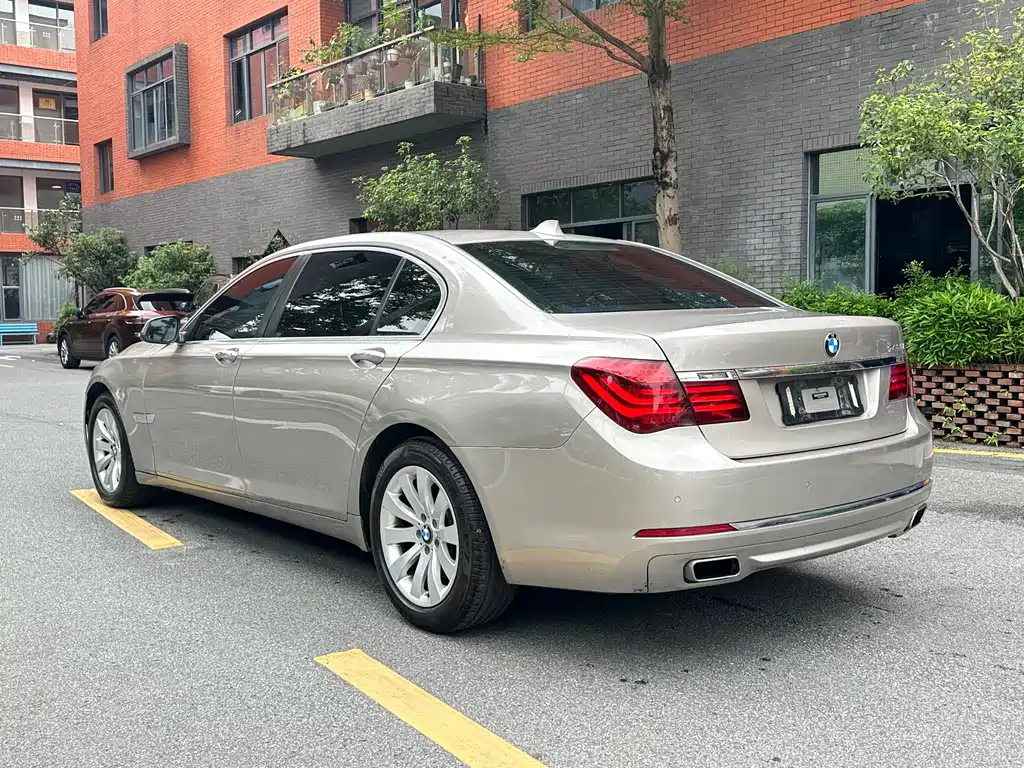 BMW 7 Series — миниатюра 6