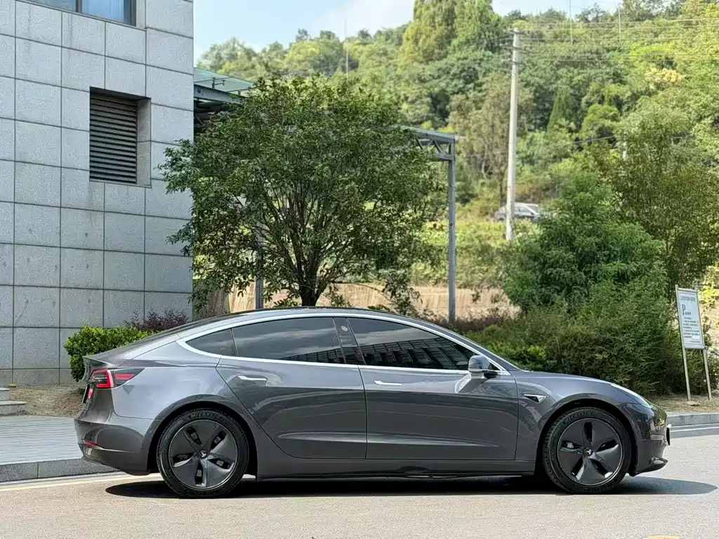 Tesla Model 3 — миниатюра 9