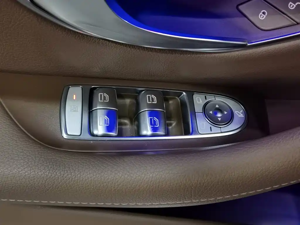 Mercedes-Benz E-Class — миниатюра 9