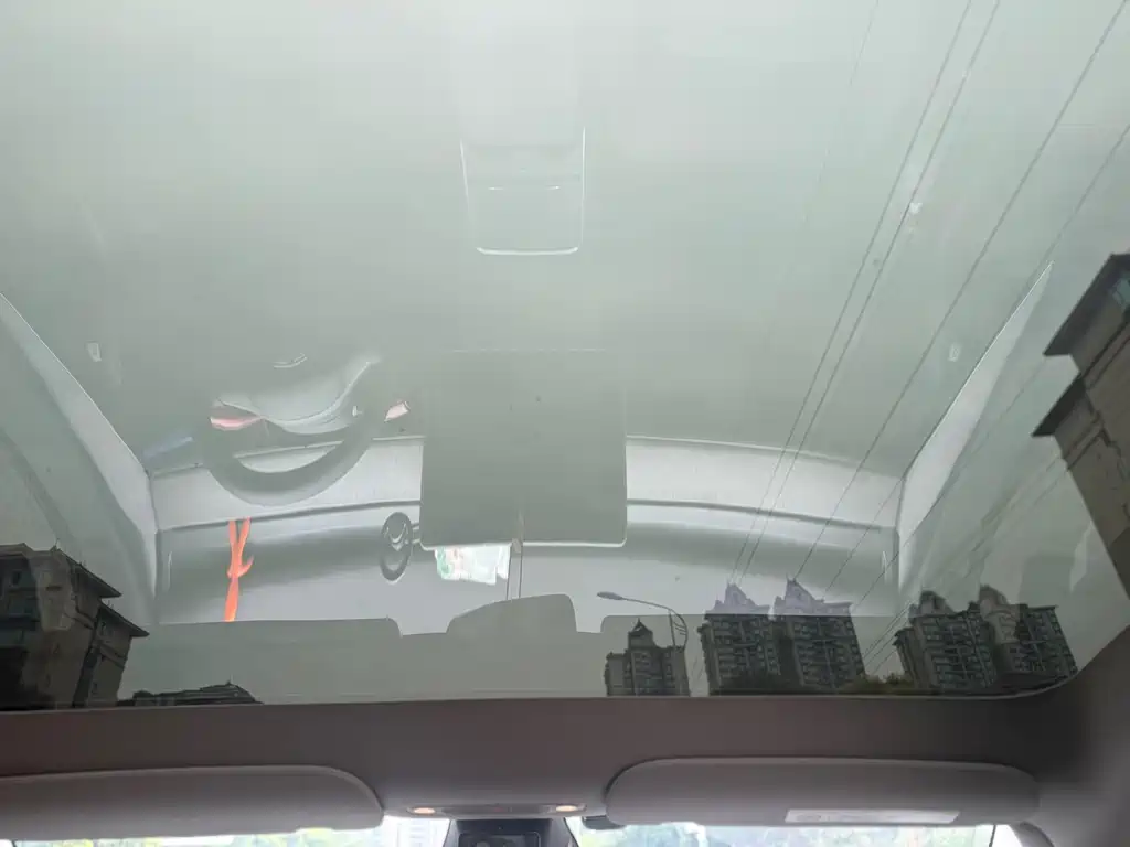 Tesla Model Y — миниатюра 9