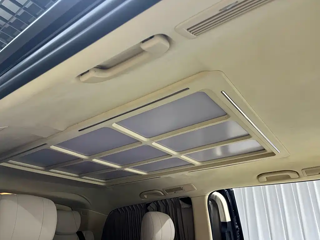 Mercedes-Benz V-Class (Import) — миниатюра 13
