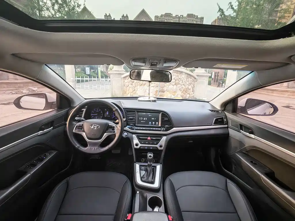 Hyundai Elantra — миниатюра 6