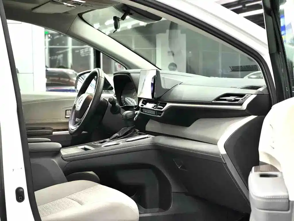 Toyota Sienna — миниатюра 9