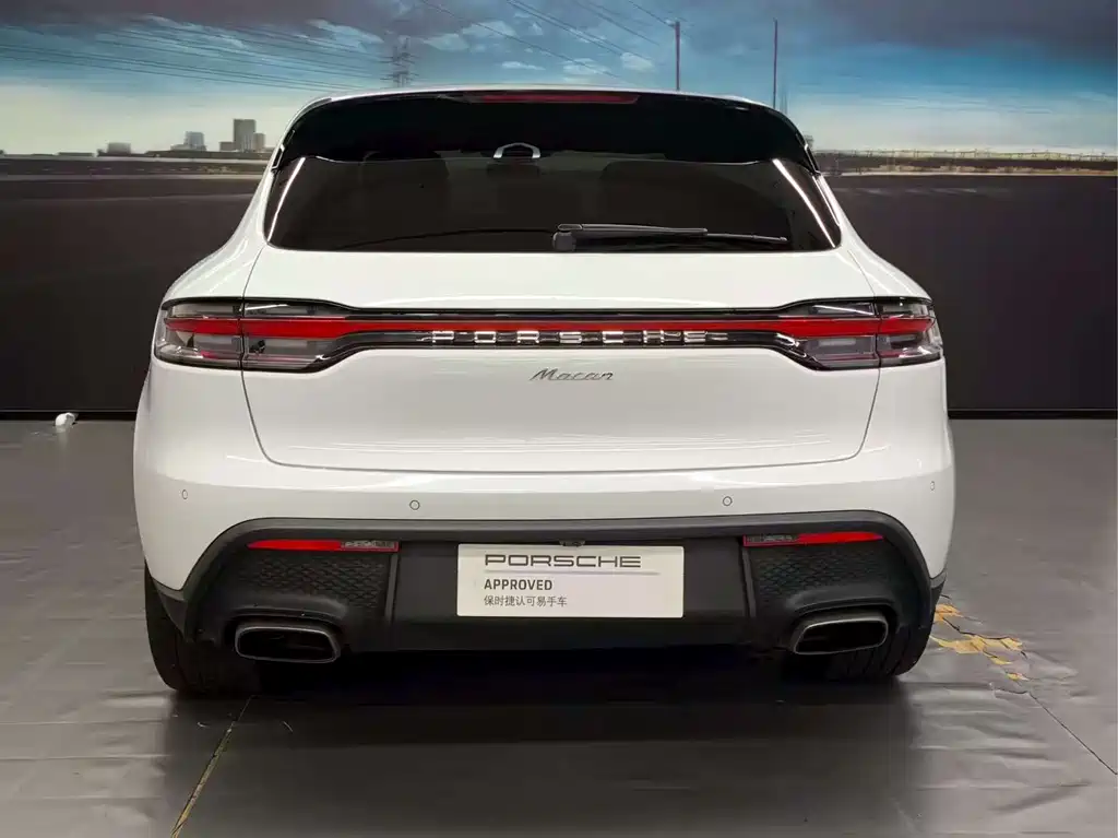 PORSCHE MACAN