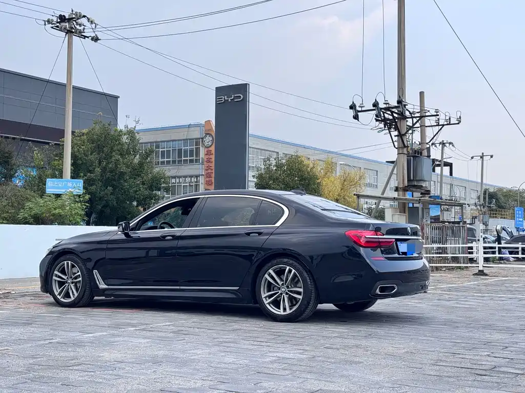 BMW 7 Series — миниатюра 5