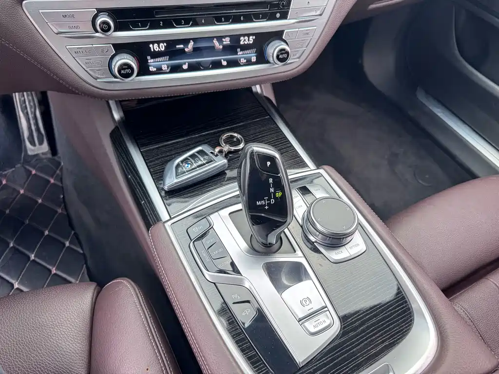 BMW 7 Series — миниатюра 15