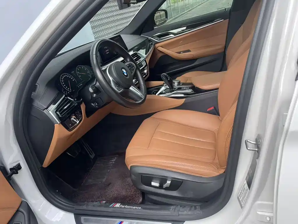 BMW 5 Series — миниатюра 13