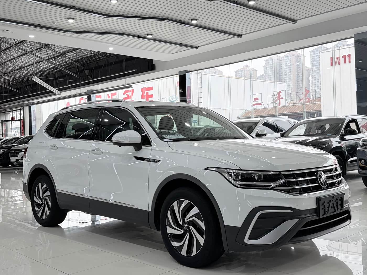 Volkswagen Tiguan L 1.4 л 2023 г. Белый, пробег 31000 км