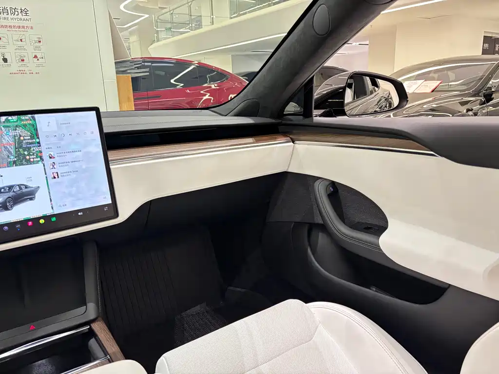 Tesla Model S — миниатюра 14