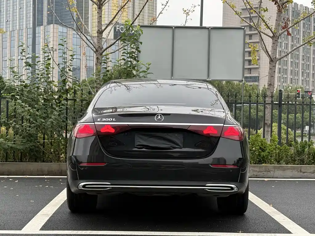 Mercedes-Benz E-Class — миниатюра 8