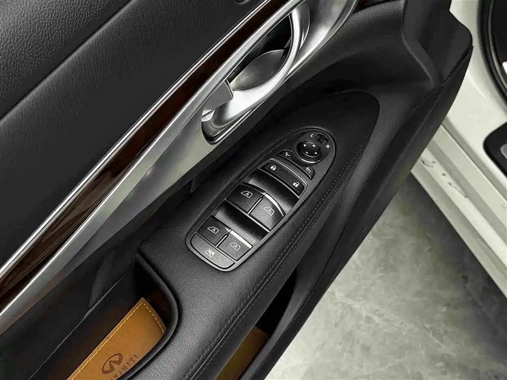 Infiniti Q70 — миниатюра 6