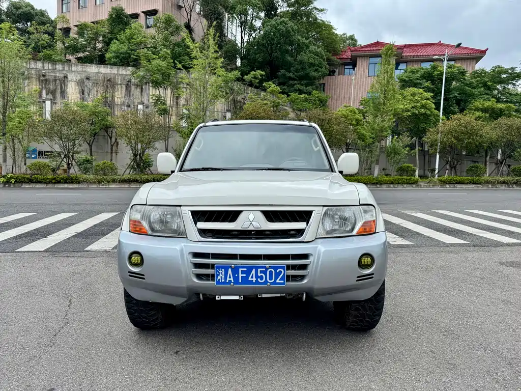 Mitsubishi Pajero — миниатюра 2