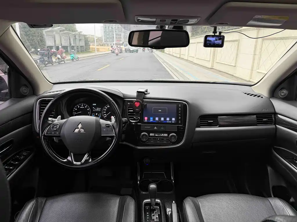 MITSUBISHI OUTLANDER