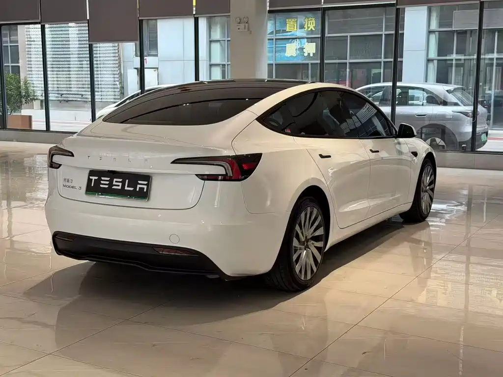 Tesla Model 3 — миниатюра 9