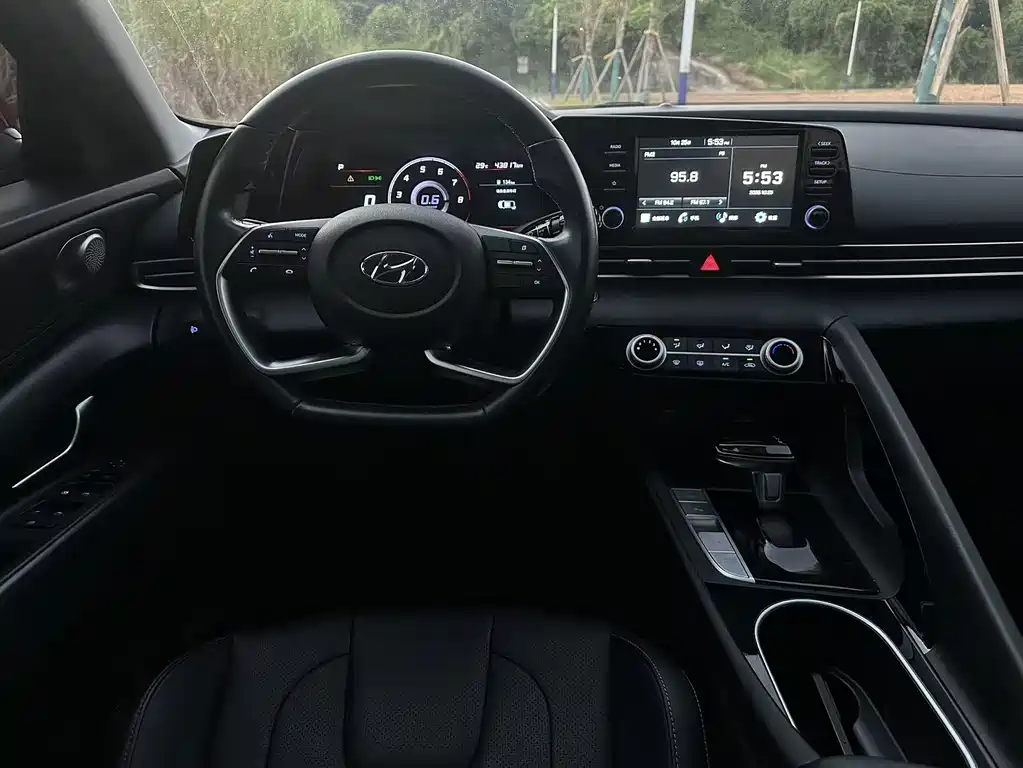 Hyundai Elantra — миниатюра 12