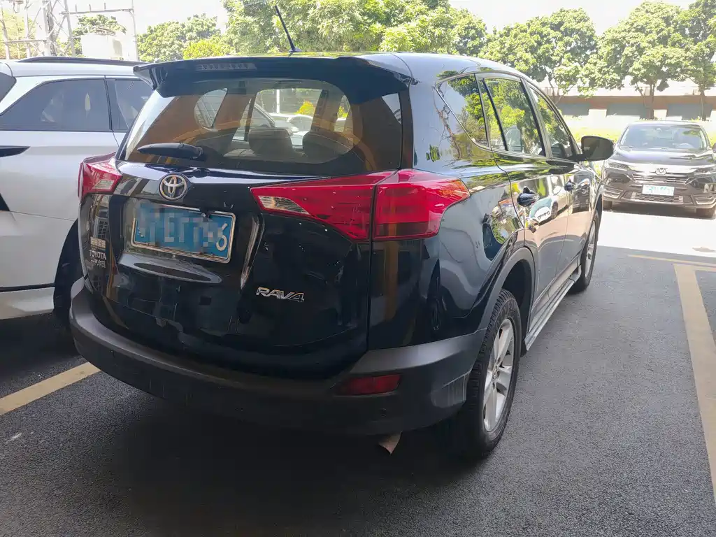 Toyota RAV4 — миниатюра 4