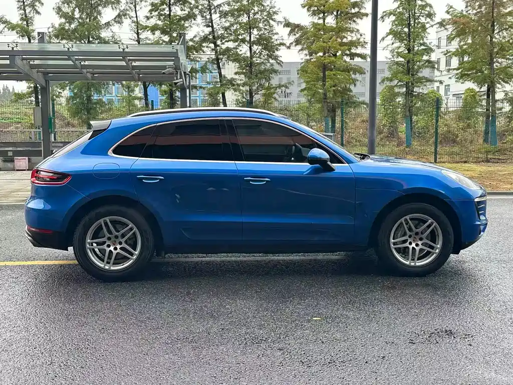 PORSCHE MACAN
