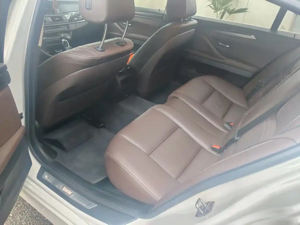 BMW 5 Series — миниатюра 9