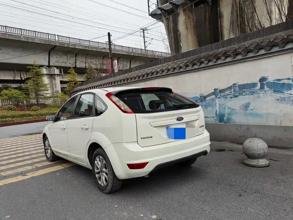 Ford Focus 2013 1.8L AT