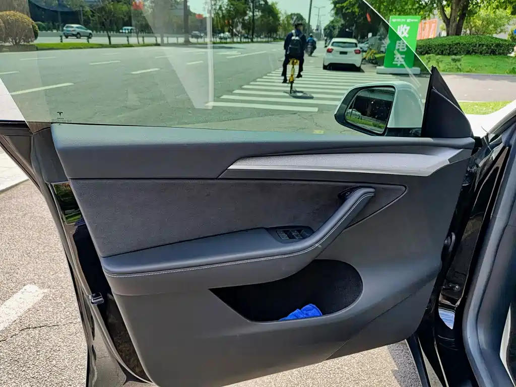 Tesla Model Y — миниатюра 6