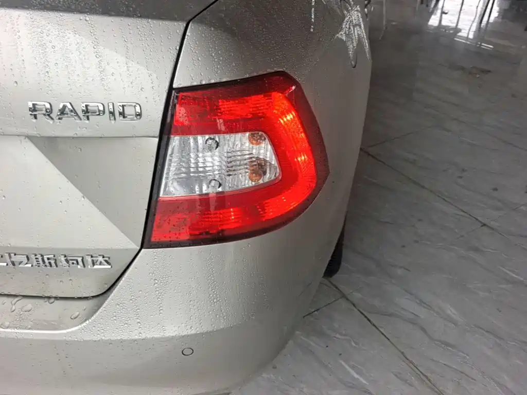 Skoda Rapid — миниатюра 8