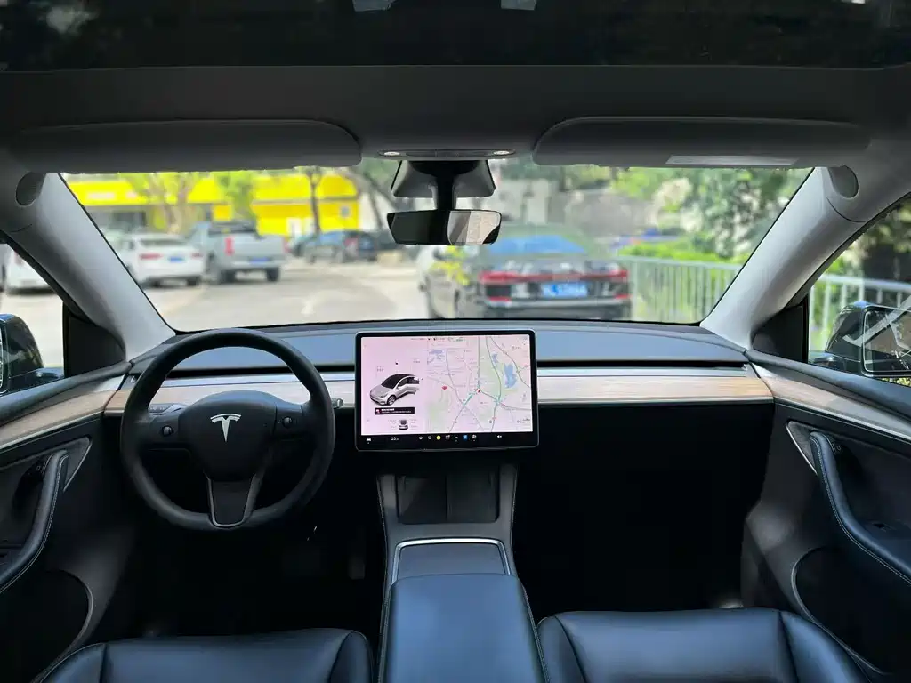 TESLA MODEL Y
