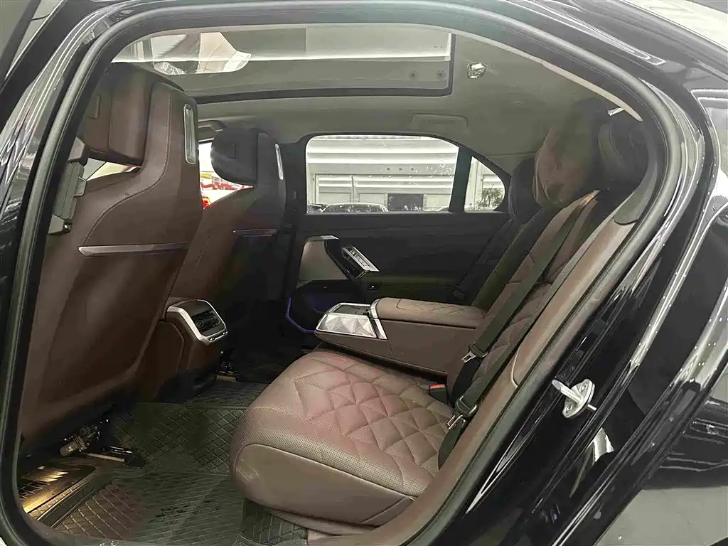 BMW 7 Series — миниатюра 13