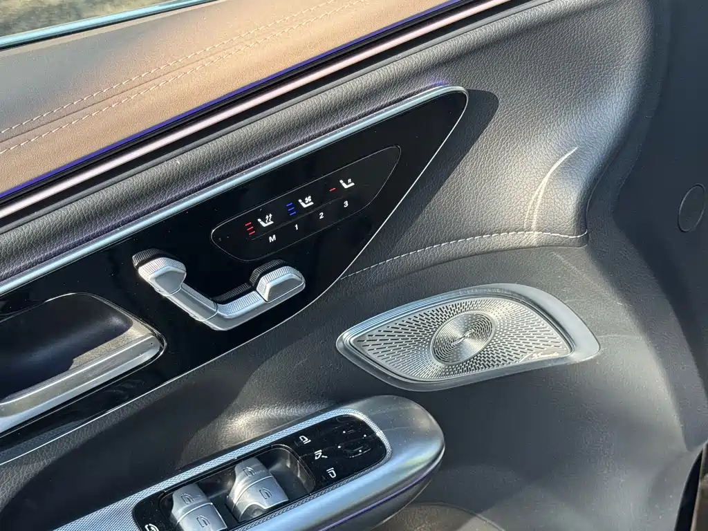 Mercedes-Benz EQE SUV — миниатюра 12