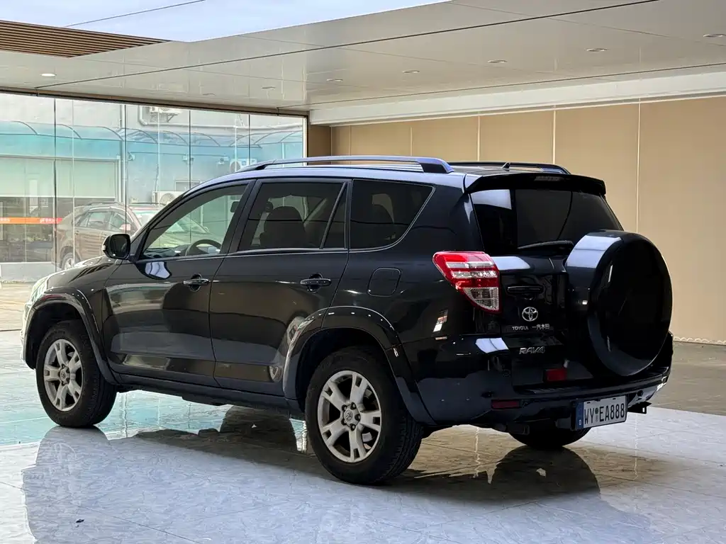 Toyota RAV4 — миниатюра 10