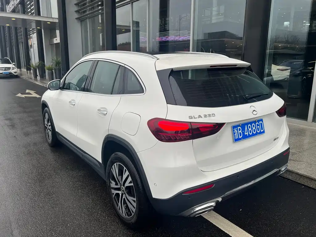 MERCEDES-BENZ GLA