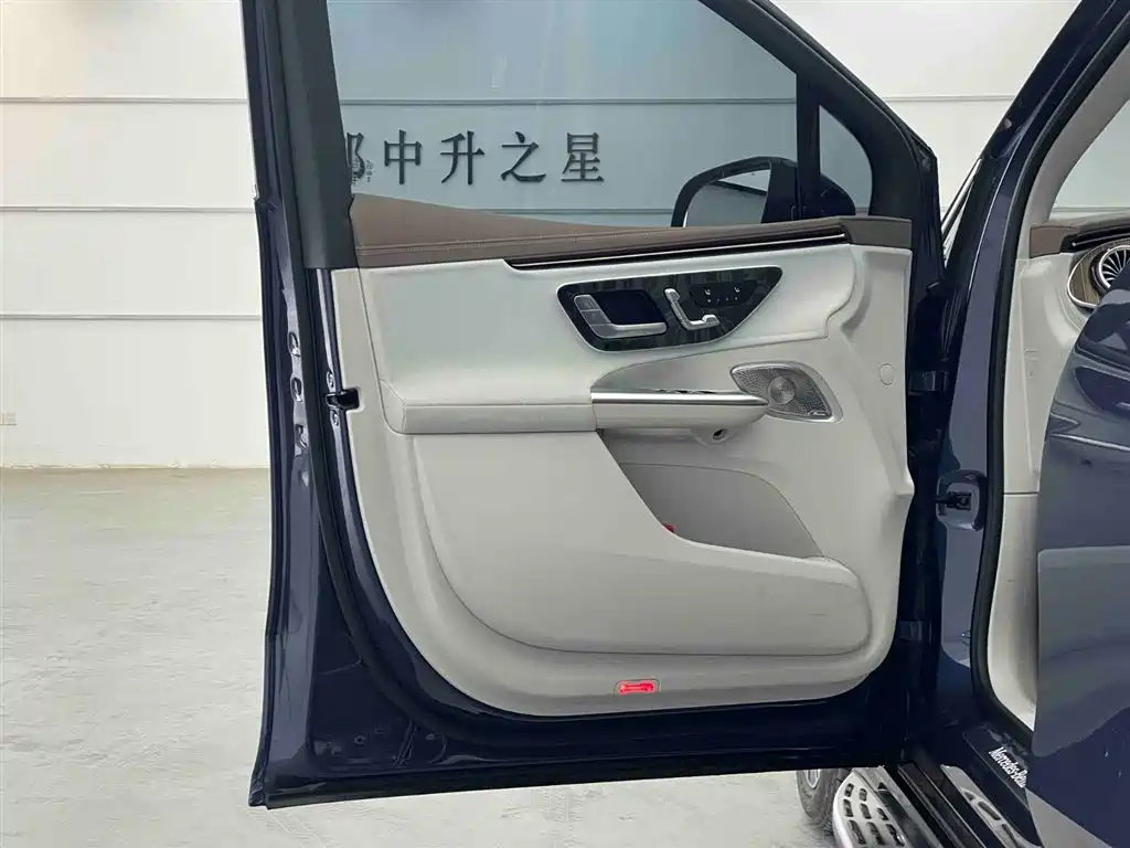 MERCEDES-BENZ EQE SUV