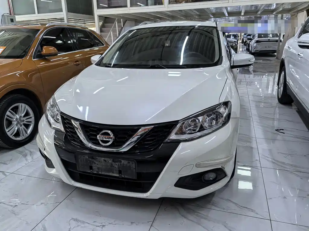 NISSAN TIIDA