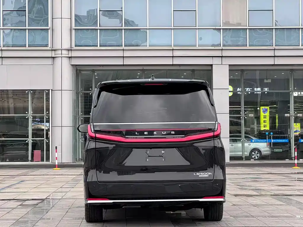 LEXUS LM