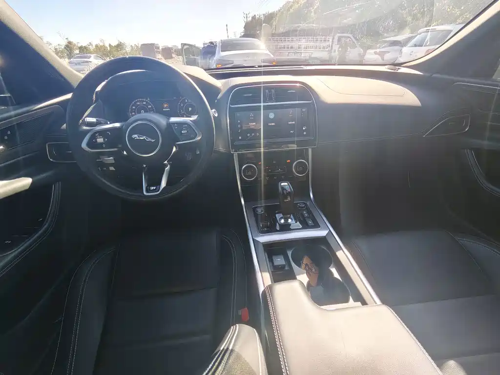 Jaguar XEL — миниатюра 5