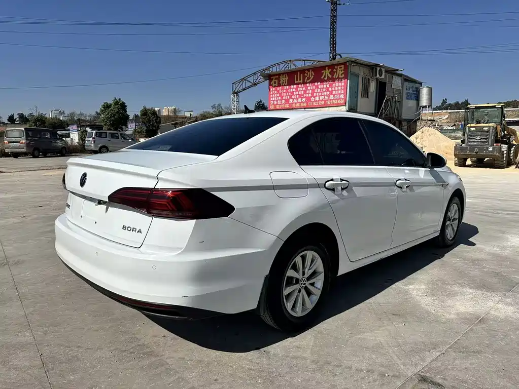 VOLKSWAGEN BORA