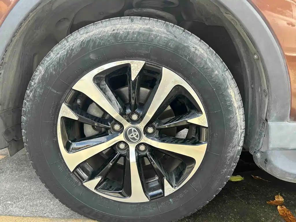 Toyota RAV4 — миниатюра 10