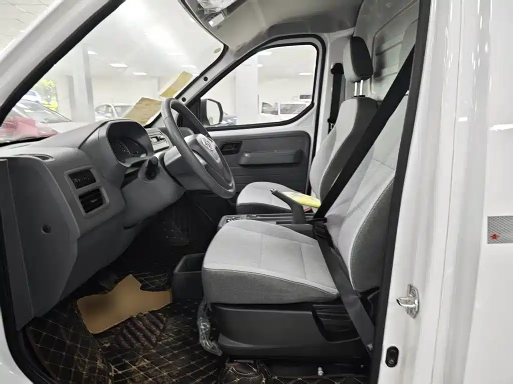 Wuling Yangguang — миниатюра 15