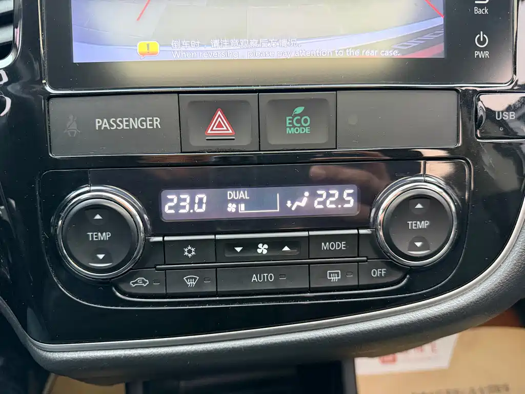 MITSUBISHI OUTLANDER