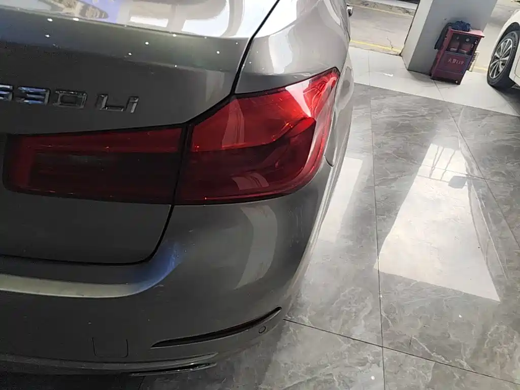 BMW 5 Series — миниатюра 8