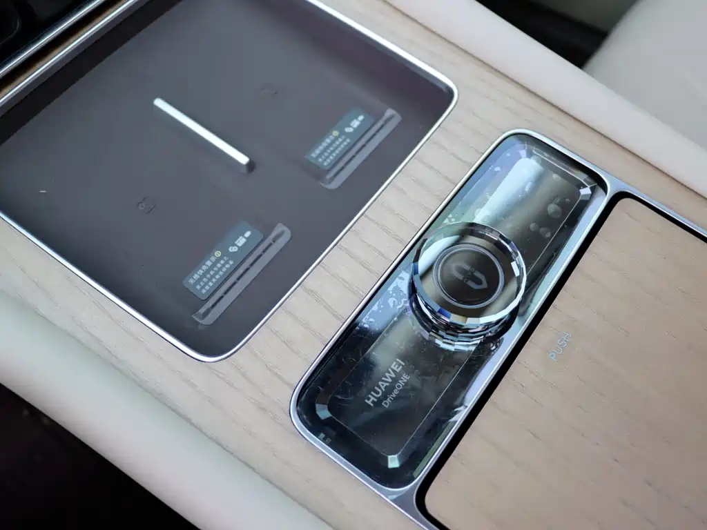 AITO ASK THE WORLD M9