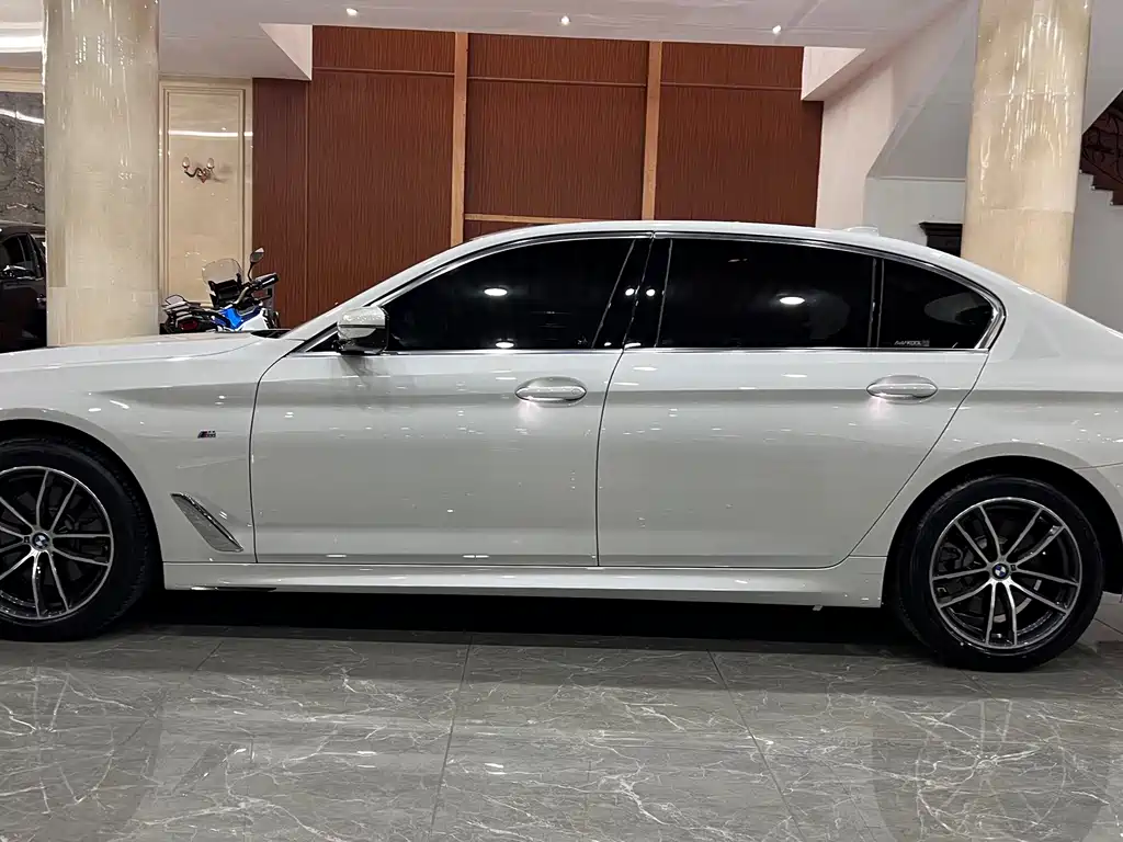 BMW 5 Series — миниатюра 7