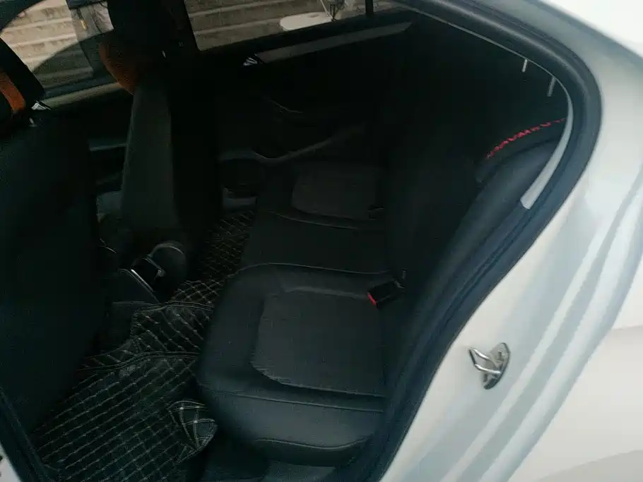 Volkswagen Jetta — миниатюра 11