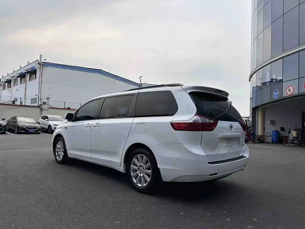 Toyota Sienna — миниатюра 10