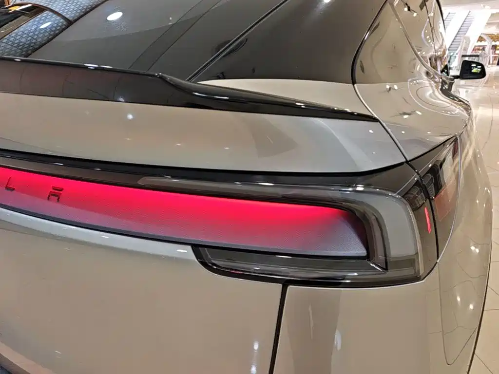 Tesla Model Y L — миниатюра 8