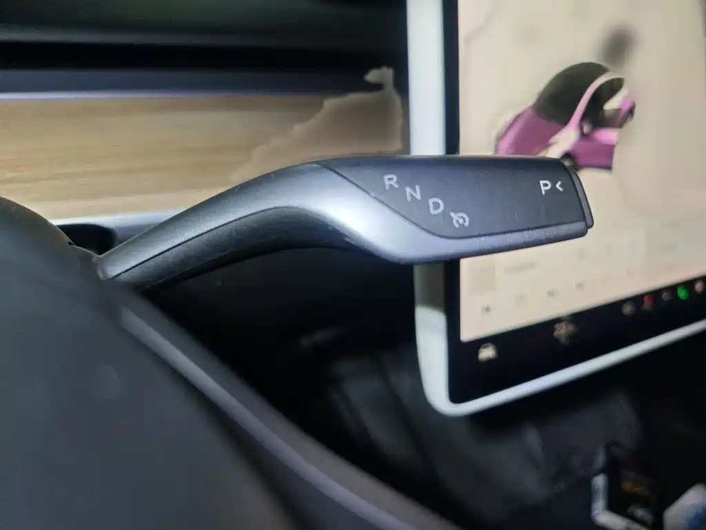 Tesla Model Y — миниатюра 7