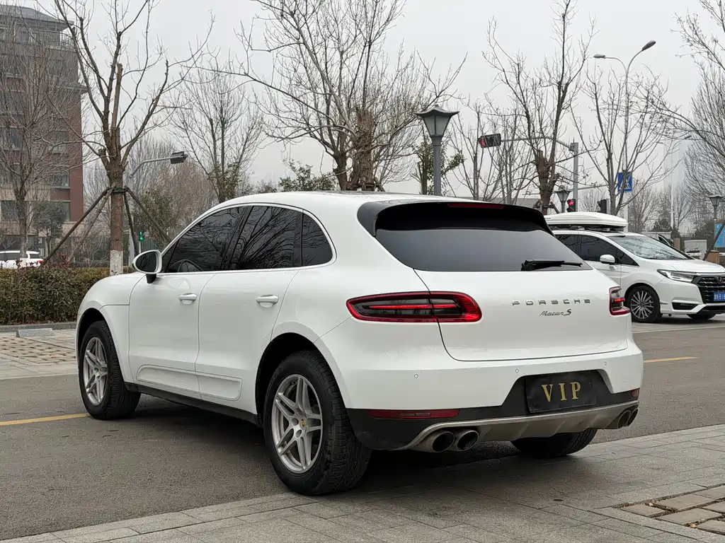PORSCHE MACAN