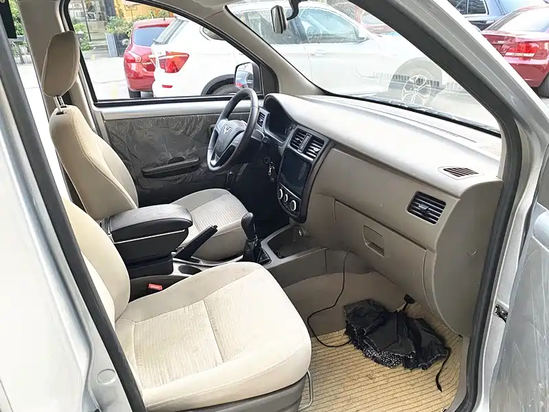 Wuling Rongguang V — миниатюра 13